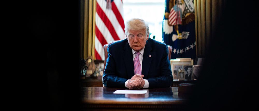 Donald Trump in sich gekehrt. Seine Verschwörungstheorien haben ihren Ursprung vor Monaten.