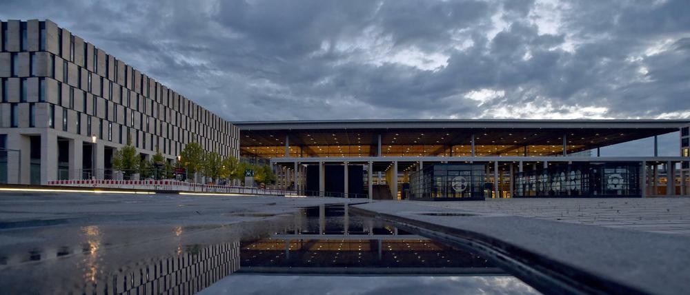 Dunkle Wolken über dem Terminalgebäude des Hauptstadtflughafens BER.