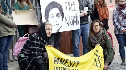 Bei Nasrin Sotoudehs Verurteilung 2019 protestieren Menschenrechtsaktivistinnen vor der iranischen Botschaft in Prag.