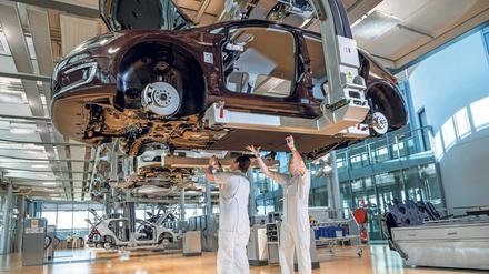 VW produziert einen e-Golf gewissermaßen als Show-Mobil in der Gläsernen Manufaktur in Dresden.