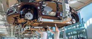 VW produziert einen e-Golf gewissermaßen als Show-Mobil in der Gläsernen Manufaktur in Dresden.