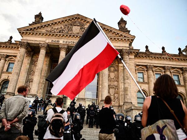 Die Fahnen vor dem Reichstagsgebäude zeigen, was die Demonstrierenden im Sinn hatten.