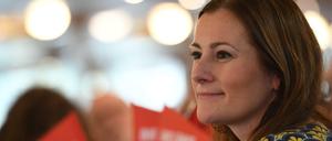 Janine Wissler, Fraktionsvorsitzende der Linken im Hessischen Landtag, hört beim politischen Aschermittwoch der Linkspartei den Reden zu.