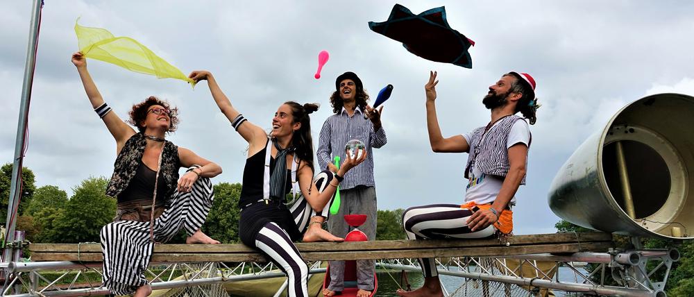 Zirkus-Kollektiv Circus Space Pirates jongliert auf dem Wasser.