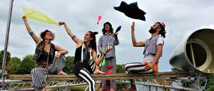 Zirkus-Kollektiv Circus Space Pirates jongliert auf dem Wasser.