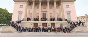 Im Herzen der Hauptstadt. Die Musiker und Musikerinnen der Staatskapelle vor ihrem Stammhaus, der Berliner Staatsoper Unter den Linden. 