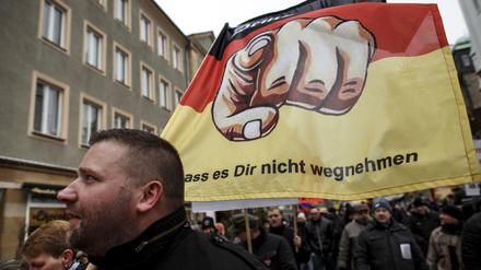 Teilnehmer einer Demonstration gegen Flüchtlinge des Bürgervereins "Zukunft Heimat" in Cottbus.