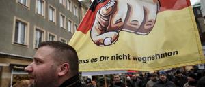 Teilnehmer einer Demonstration gegen Flüchtlinge des Bürgervereins "Zukunft Heimat" in Cottbus.
