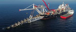 Das Verlegeschiff "Audacia" des Offshore-Dienstleisters Allseas verlegt in der Ostsee vor der Insel Rügen Rohre für die Gaspipeline Nord Stream 2. 