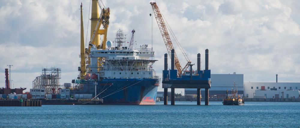 Posse um Nord Stream 2. Das russische Verlegeschiff "Akademik Tscherski" liegt im Hafen Mukran auf der Insel Rügen.
