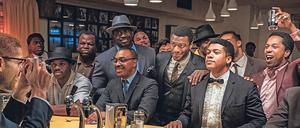 Muhammad Ali (Eli Goree, 2. v. re.) feiert in dem Kammerdrama „One Night in Miami“ seinen Weltmeistertitel. 