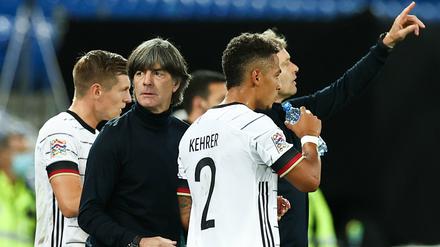 Auf der Suche nach der Richtung. Bundestrainer Löw im Spiel gegen die Schweiz.