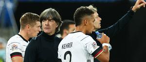 Auf der Suche nach der Richtung. Bundestrainer Löw im Spiel gegen die Schweiz.