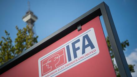 Ein Werbeplakat der Fachmesse IFA steht vor dem Berliner Funkturm.