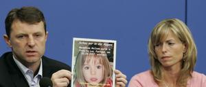 Kate und Gerry McCann zeigen während einer Pressekonferenz ein Bild ihrer verschwundenen Tochter Madeleine.