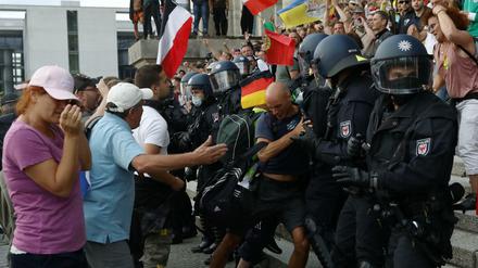 Corona-Demonstranten auf den Stufen des Reichstags