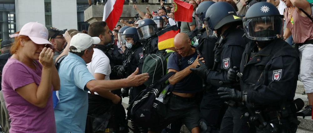 Corona-Demonstranten auf den Stufen des Reichstags