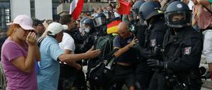 Corona-Demonstranten auf den Stufen des Reichstags