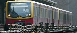 Die S7 fährt durch die Stadt und verbindet Berlin mit der Landeshauptstadt Potsdam.