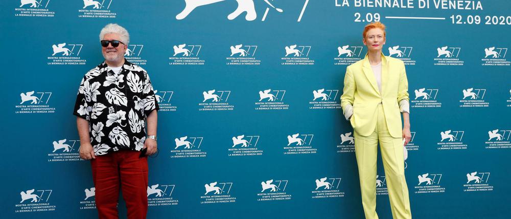 Pedro Almodovar und Tilda Swinton posieren für die Fotografen in Venedig. 