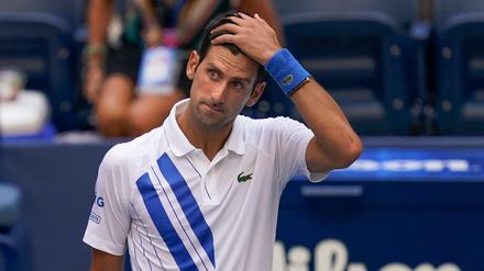 Was hab' ich nur getan?! Novak Djokovic fasst sich an den Kopf, nachdem er eine Linienrichterin mit einem Ball getroffen hat.