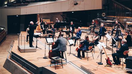 Das Ensemble Modern unter Leitung von George Benjamin in der Philharmonie. 