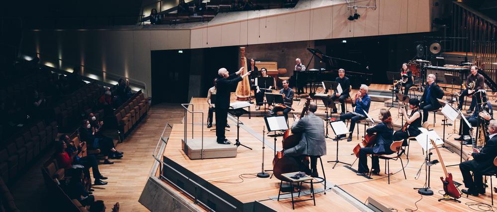 Das Ensemble Modern unter Leitung von George Benjamin in der Philharmonie. 
