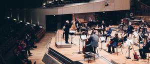 Das Ensemble Modern unter Leitung von George Benjamin in der Philharmonie.