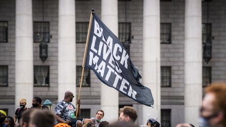 „Black Lives Matter“-Demonstranten gegen Polizeigewalt in New York. Der Fall eines erstickten Afroamerikaners wird aufgerollt.
