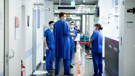 Pflegekräfte sollen für Ihre Arbeit in der Corona-Pandemie finanziell belohnt werden. 