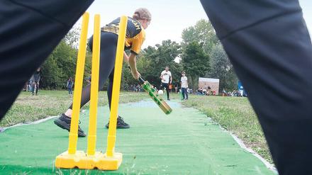 Ball kommt. Kricket ist in Hellersdorf inzwischen fest etabliert.