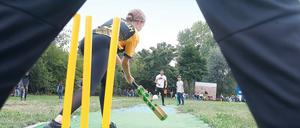 Ball kommt. Kricket ist in Hellersdorf inzwischen fest etabliert.