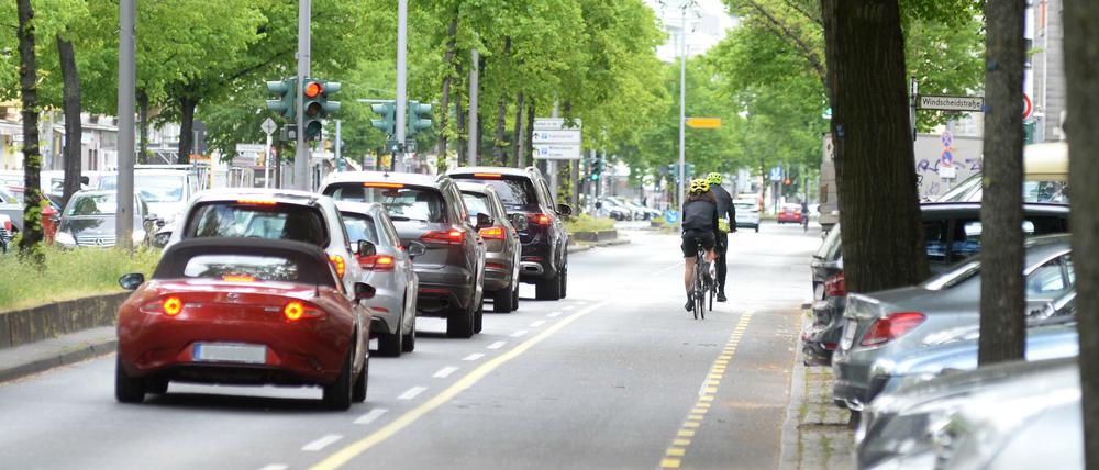 Links Autos, rechts Radfahrer - für Rettungswagen kann es auf einstmals zweispurigen Straßen wie der Kantstraße durch Pop-up-Radwege eng werden.