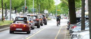 Links Autos, rechts Radfahrer - für Rettungswagen kann es auf einstmals zweispurigen Straßen wie der Kantstraße durch Pop-up-Radwege eng werden.