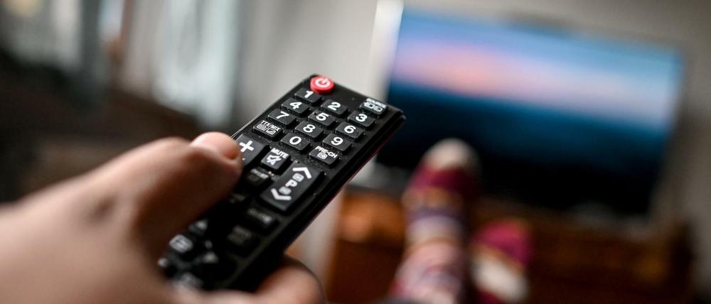 Und nun zur "Tagesschau": Auch eine TV-App wie von Zattoo oder waipu lässt sich mit der Fernbedienung am Smart TV steuern.