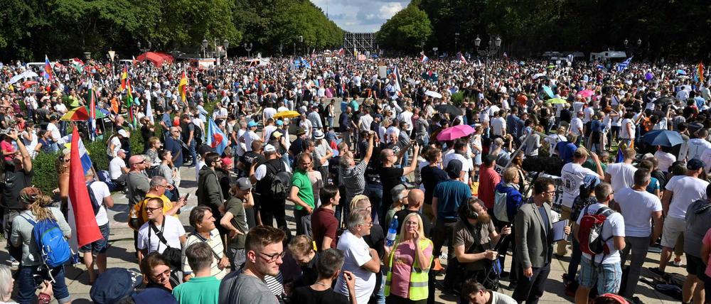 Den Corona-Demonstranten wird vorgeworfen, das Geschäft der Rechtsextremisten betrieben zu haben. Das sei übertrieben, findet unsere Autorin.