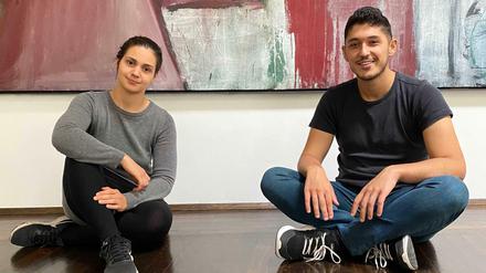 Maria Kotsev (Volontärin) und Sinan Reçber (Volontär) führen durch die Videowoche.