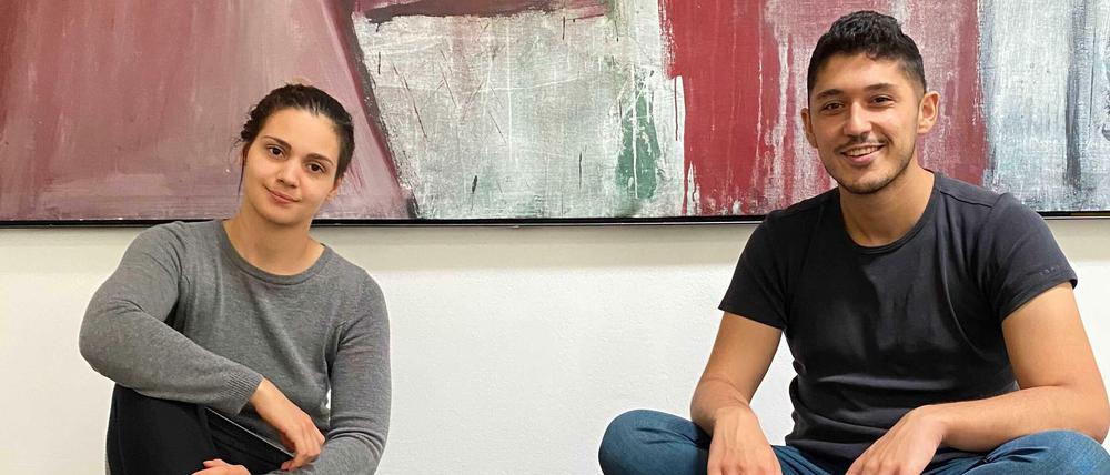 Maria Kotsev (Volontärin) und Sinan Reçber (Volontär) führen durch die Videowoche.
