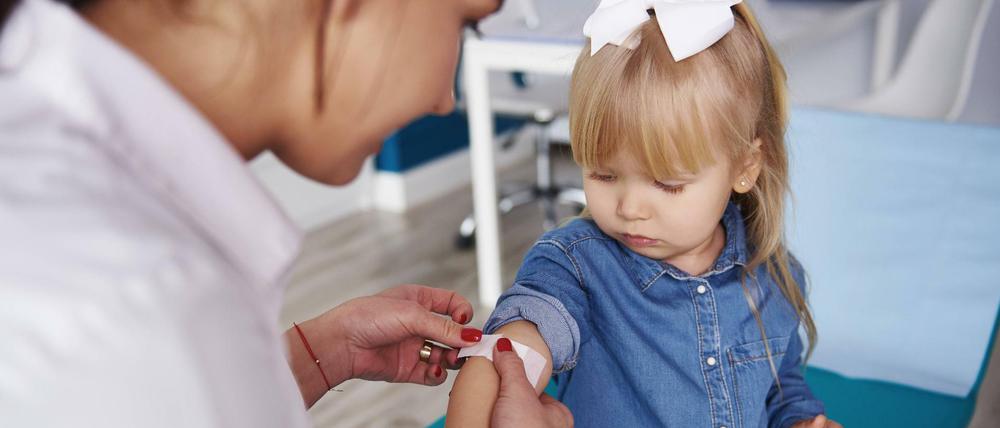 Momentan kommen viele Patienten mit Kleinigkeiten in die Kinderarztpraxen (Symbolbild)