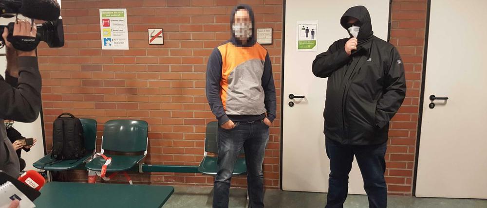 Der Neuköllner Neonazi Sebastian T. (links) bei einem Gerichtstermin im September 2020.