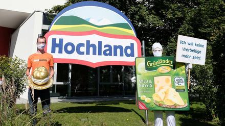 Aktivistinnen und Aktivisten von Foodwatch protestieren am Firmensitz von Hochland im bayerischen Heimenkirch (Landkreis Lindau). 