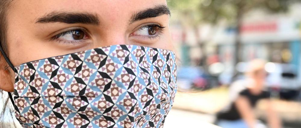 Bei größeren Demonstrationen in Berlin ist ein Mundschutz jetzt Pflicht.