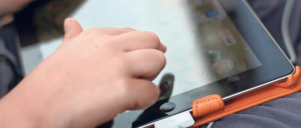 Tablet-Zeit steht schon bei vielen kleinen Kindern hoch im Kurs. Aber die Nutzung hinterlässt Datenspuren.