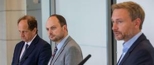 FDP-Chef Christian Lindner (rechts) und Fraktionsvize Alexander Graf Lambsdorff (links) mit dem russischen Oppositionellen Wladimir Kara-Mursa.