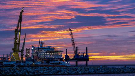 Der Pipeline-Bau ruht. Das russische Verlegeschiff "Akademik Tscherski" im Hafen Mukran auf der Insel Rügen. 