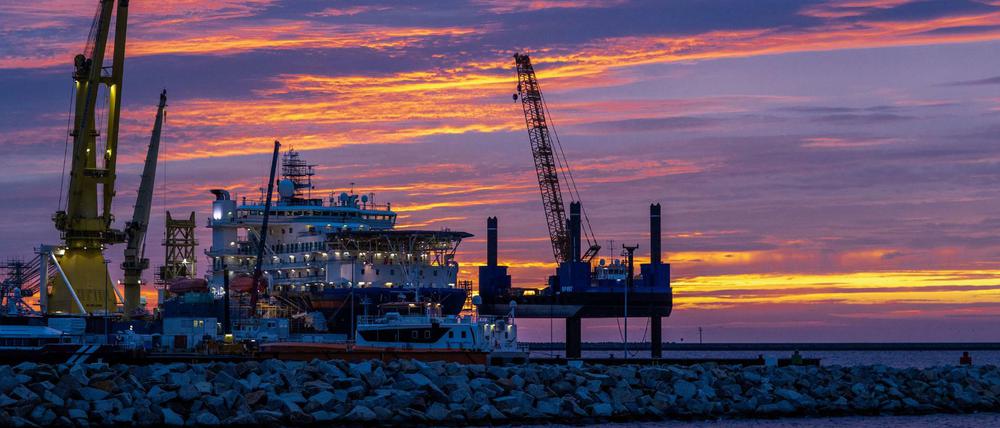 Der Pipeline-Bau ruht. Das russische Verlegeschiff "Akademik Tscherski" im Hafen Mukran auf der Insel Rügen.