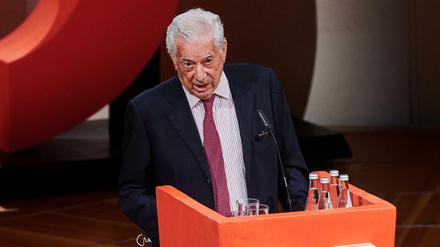 Der peruanische Schriftsteller und Literaturnobelpreisträger Mario Vargas Llosa bei der Eröffnung des Internationalen Literaturfestivals 2020 im Kammermusiksaal der Philharmonie. 