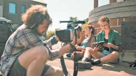 Von innen gefährdet.  Ylena (Laurian Callebaut, M.) und Zoë (Violet Braeckman, r.) lesen auf ihrem Weg in Lisas Tagebuch. Michiel (Boris Van Severen, l.) filmt die beiden Frauen dabei, um daraus eine Dokumentation zu produzieren. 