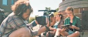 Von innen gefährdet.  Ylena (Laurian Callebaut, M.) und Zoë (Violet Braeckman, r.) lesen auf ihrem Weg in Lisas Tagebuch. Michiel (Boris Van Severen, l.) filmt die beiden Frauen dabei, um daraus eine Dokumentation zu produzieren. 