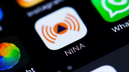 Die Notfall-Informations- und Nachrichten-APP «NINA» des Bundesamts für Bevölkerungsschutz und Katastrophenhilfe ist auf einem Smartphone-Display zu sehen.